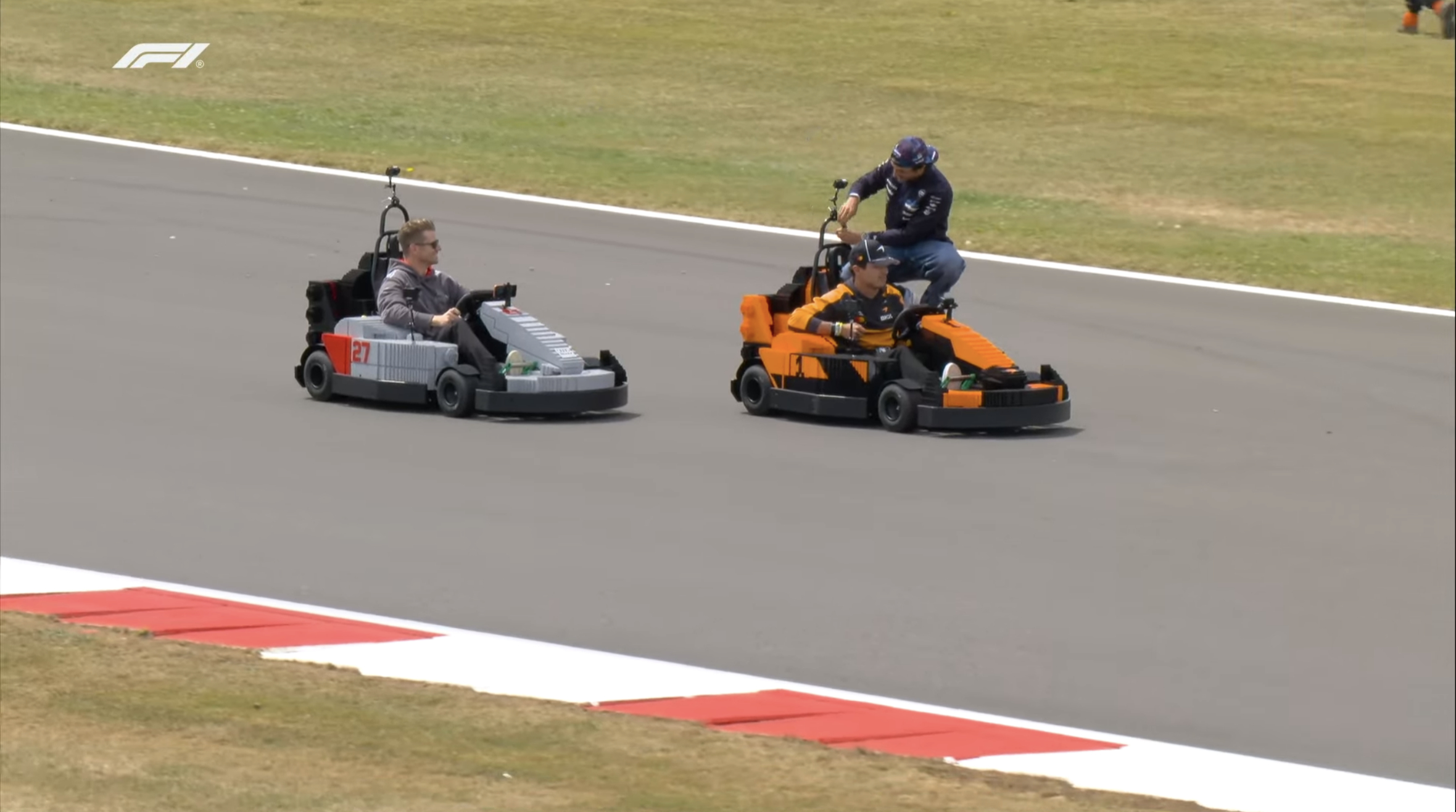 赛恩斯索性搭上了诺里斯的车F12026F1英国大奖赛