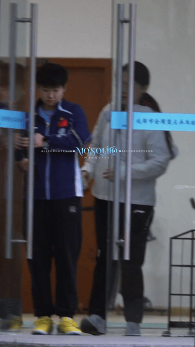 3.17日，莎莎体能训练结束，和队医小姐姐一起去吃饭饭了。

今天下午莎莎是体能