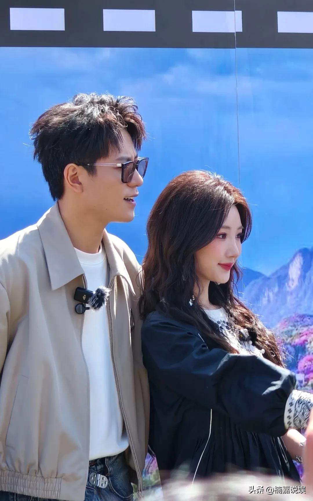 毛晓彤现身贵州百里杜鹃景区，真人看着好甜美啊，超有女人味！
她披着一头波浪卷，穿