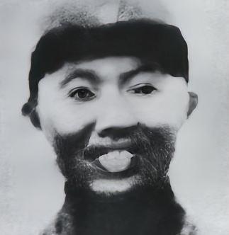 1942年，神枪手王凤麟遭叛徒出卖，被日军围在山上，打到只剩一颗子弹时，他犹豫了