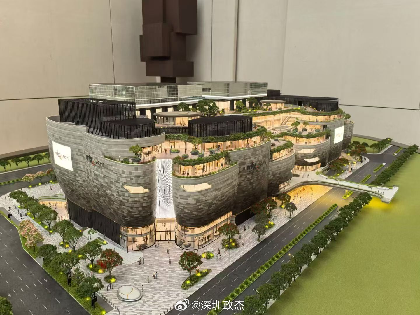 华润万象龙华，深圳北站隔壁，总建筑面积约45.8万㎡，其中商业体量约13万㎡，规
