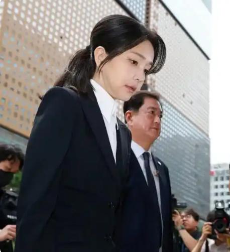 韩版“慈禧”？谁能想到，韩国前总统夫人金建希在韩国的影响力，竟然比尹锡悦还高，还