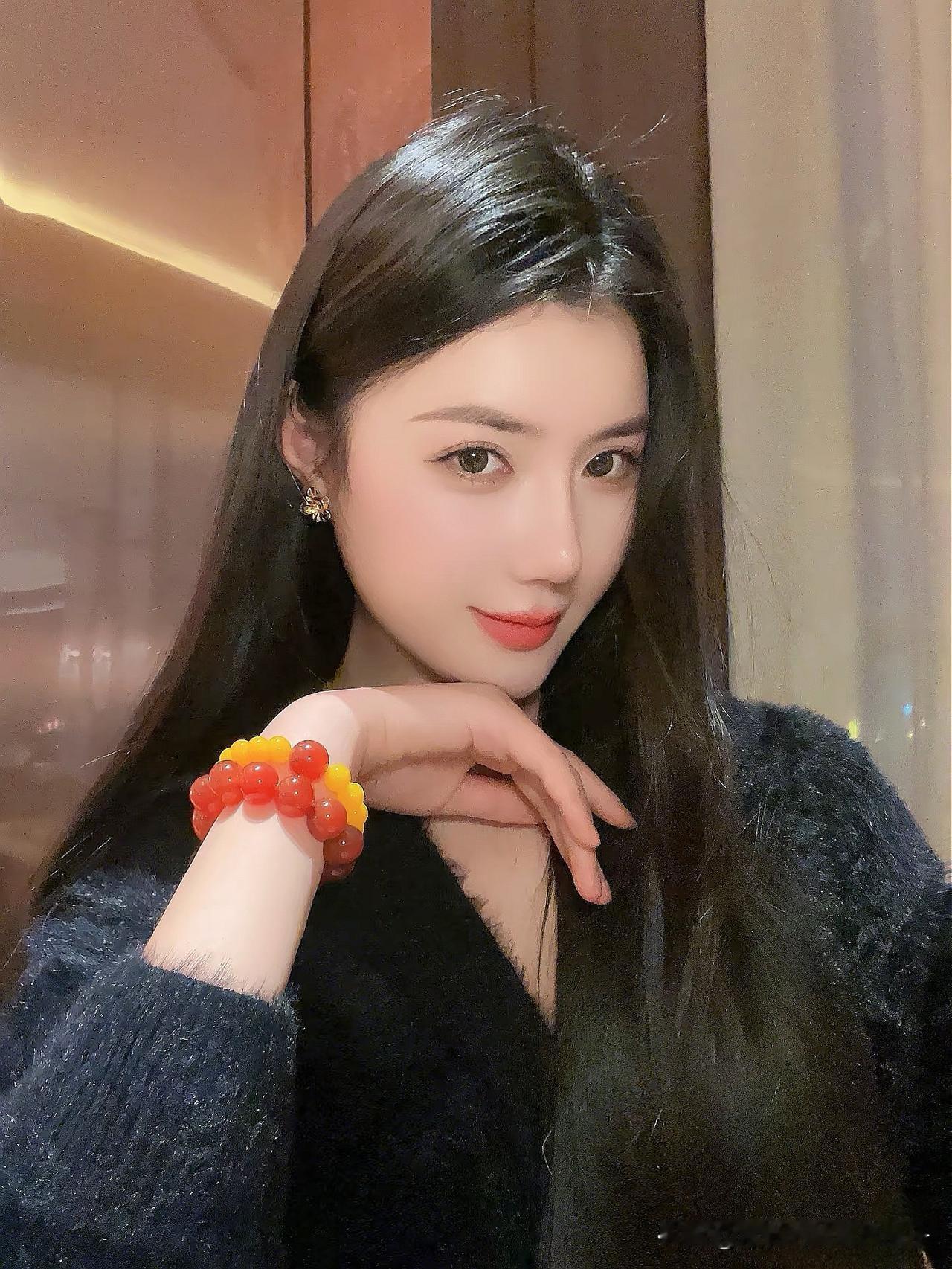 红袖添香夜，美人倚窗立。