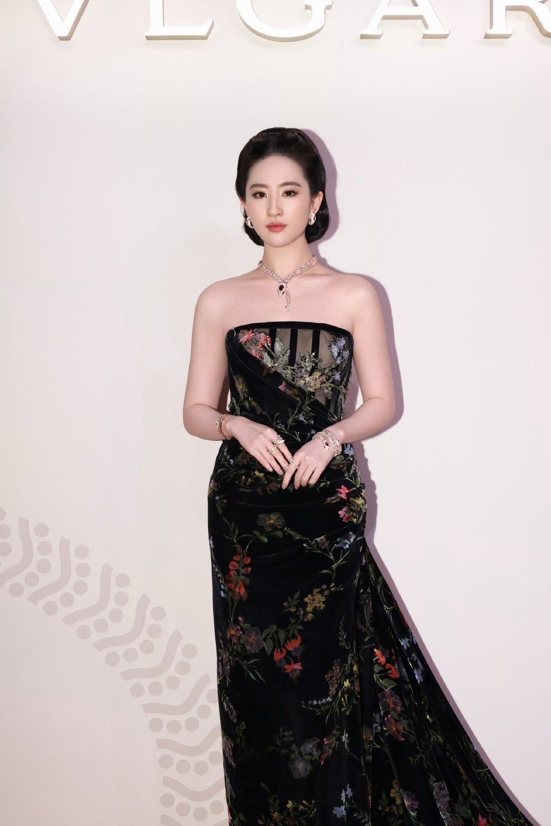 海外女星穿过一次 国内也算二手高定吗？为什么我依稀记得之前国内无人穿就不算…… 