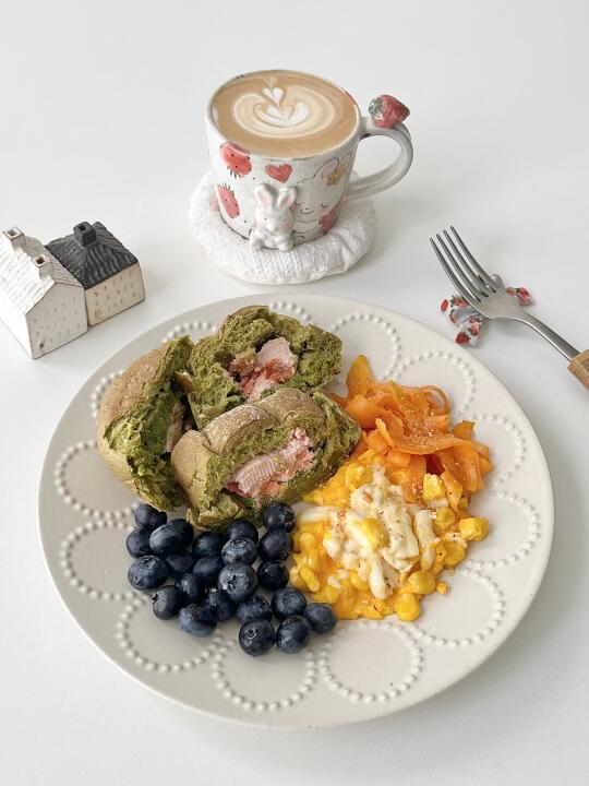 一人食｜草莓抹茶欧包🍓热拿铁☕️