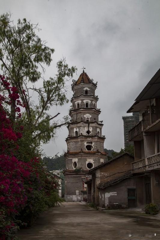 广西贺州贺街的文笔塔，又名魁星楼，建于清乾隆五年（1740 年），历史感满满。它