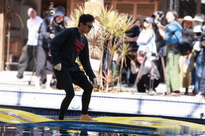 邓超又秒删了邓超还没学会编辑输入法又调皮啦～邓超把“拖后腿”打成“吞狗腿”，秒删