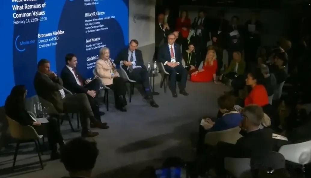 希拉里大骂川普的乌克兰政策非常无耻恶劣！

希拉里严斥川普：“川普的乌克兰政策非