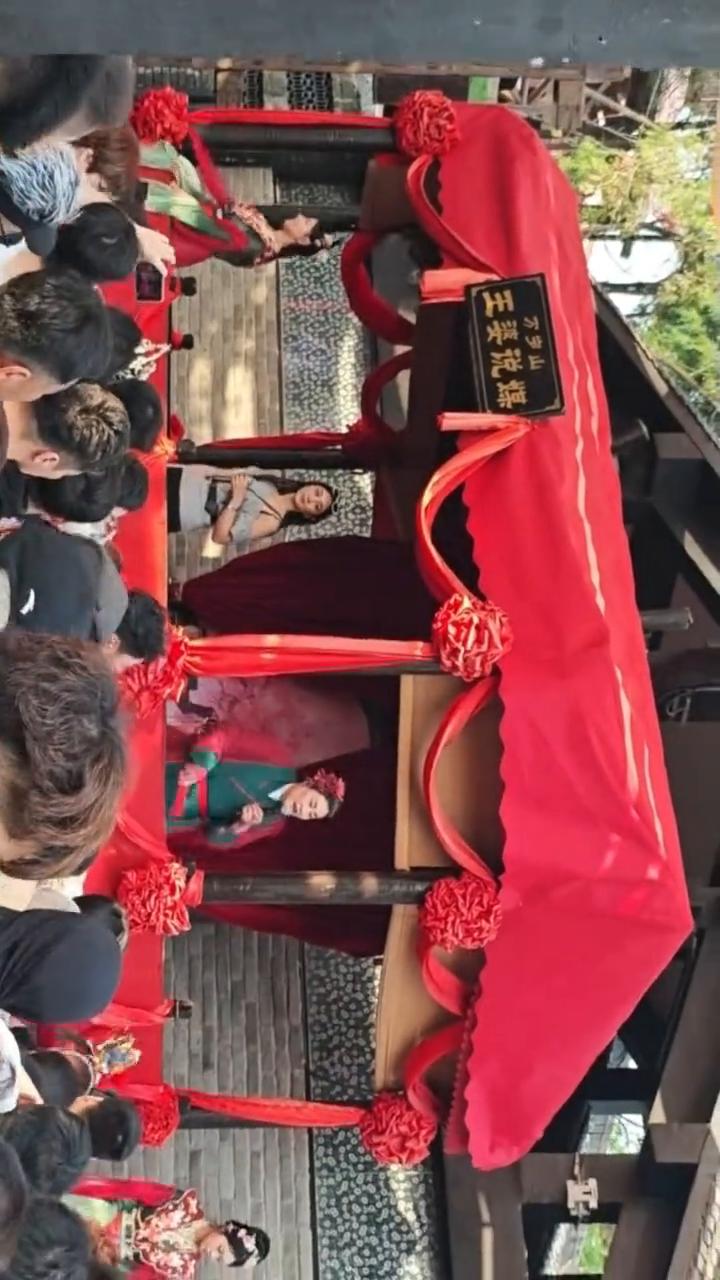 王婆说媒。
人群中还挺高的。
勇敢一点，窈窕淑女，君子好逑。
真的勇敢一次怕人了