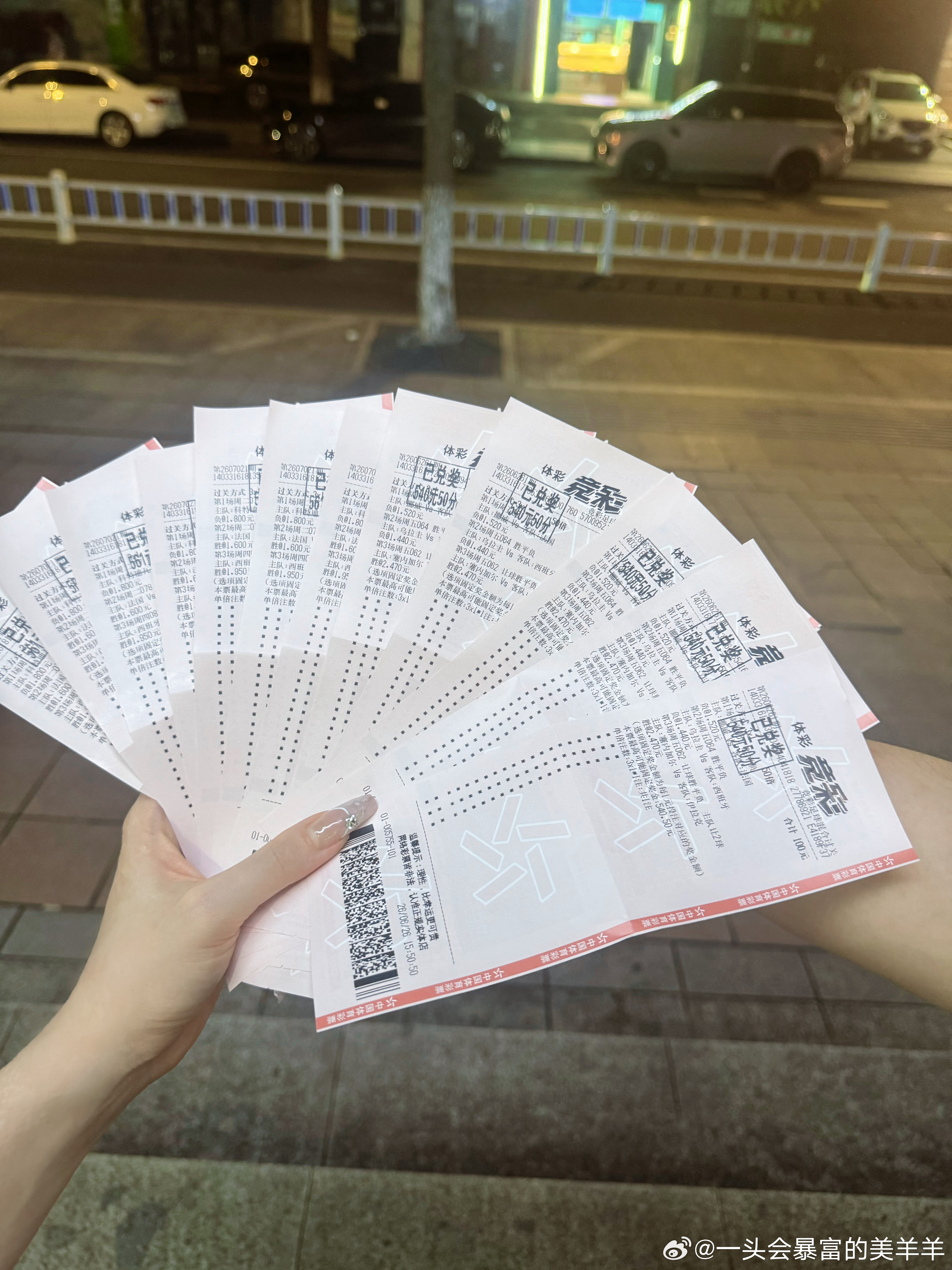 体彩店的老板已经认识我了，从一开始的【刮刮乐卖完了】到现在的【又来兑奖啦】都是三