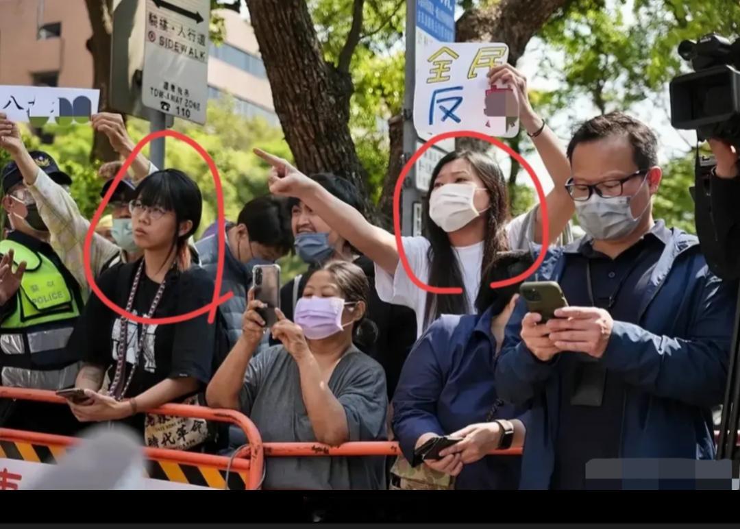 台独分子聚集亚亚记者会叫嚣“滚回中国”  叫得最大声的两个绿蛙后面的还有很多……