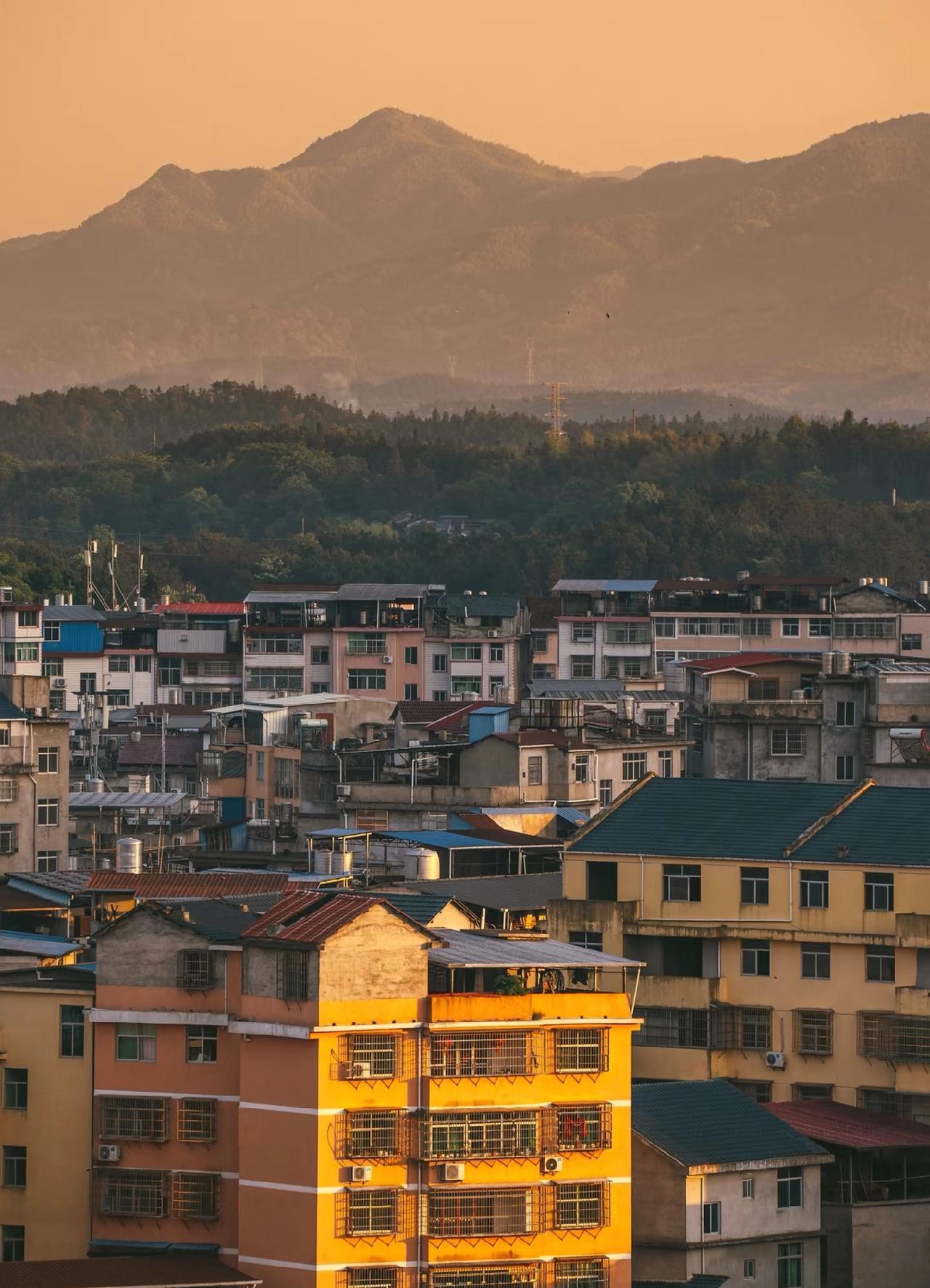 攥着三线城市的房子，
现在进退两难，满心发愁。
想卖掉根本无人问津，
挂牌好久压