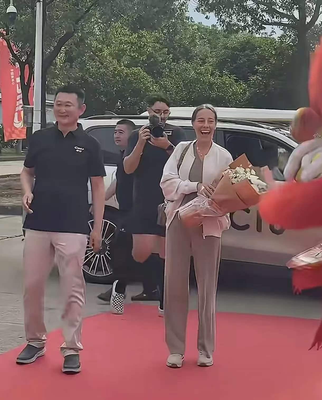 德比斯的这趟中国行，让他跟女友杰西卡的感情更稳定了。为什么这么说？因为杰西卡没料