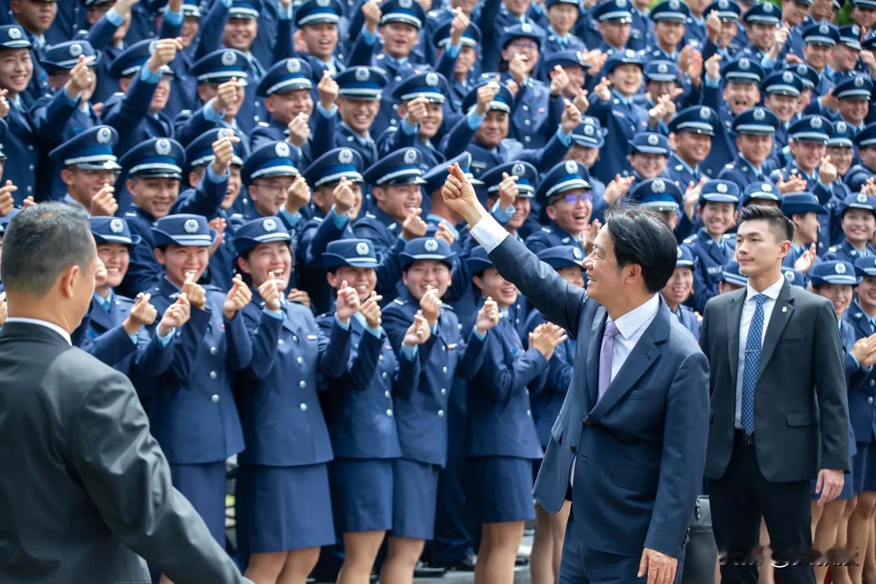 台独分子赖清德
今天参加了台湾军校的毕业典礼
看样子
玩的挺高兴
这些年轻人要明