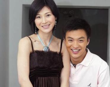 当年嫁给25亿富商，后来丈夫获刑：童蕾也卷入1.43亿执行案。

人人看见的是豪
