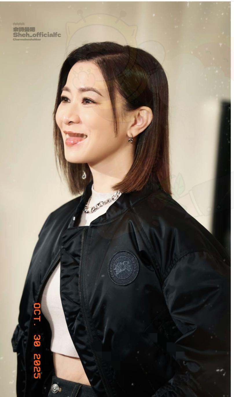 谁看了佘诗曼这状态不心疼啊！许绍雄刚离开第二天，她就立马扎进工作里，镜头前还得保