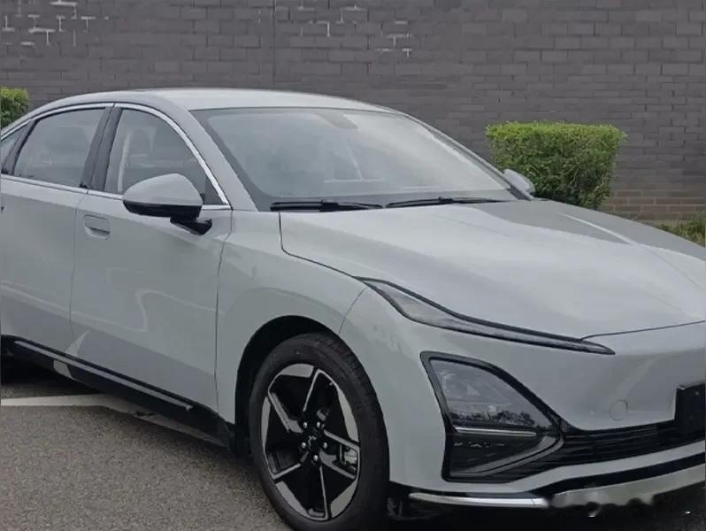 赤裸裸的事实！五菱汽车近3年的销量情况：
2023年：140万辆
2024年：1