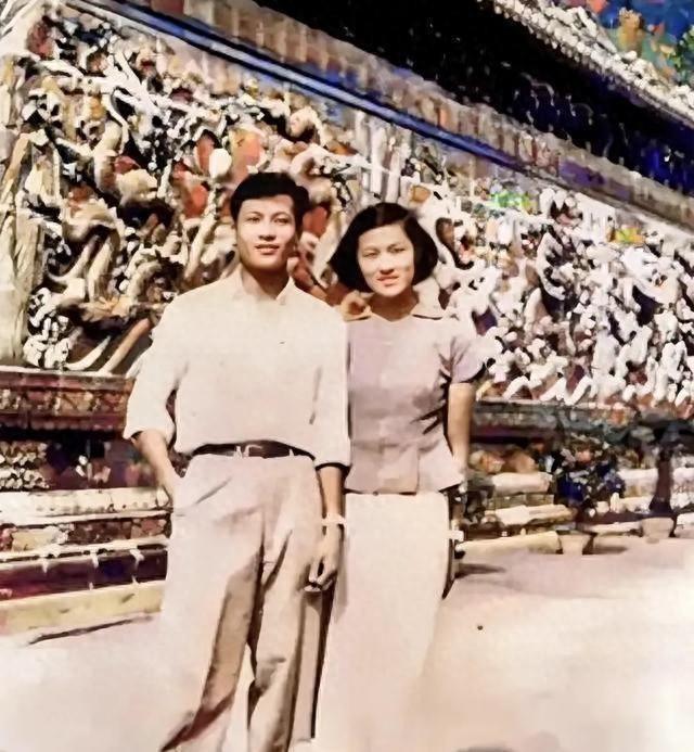1956年，章含之和洪君彦在北海公园九龙壁前约会，留下了一张难忘的合影照片！
1