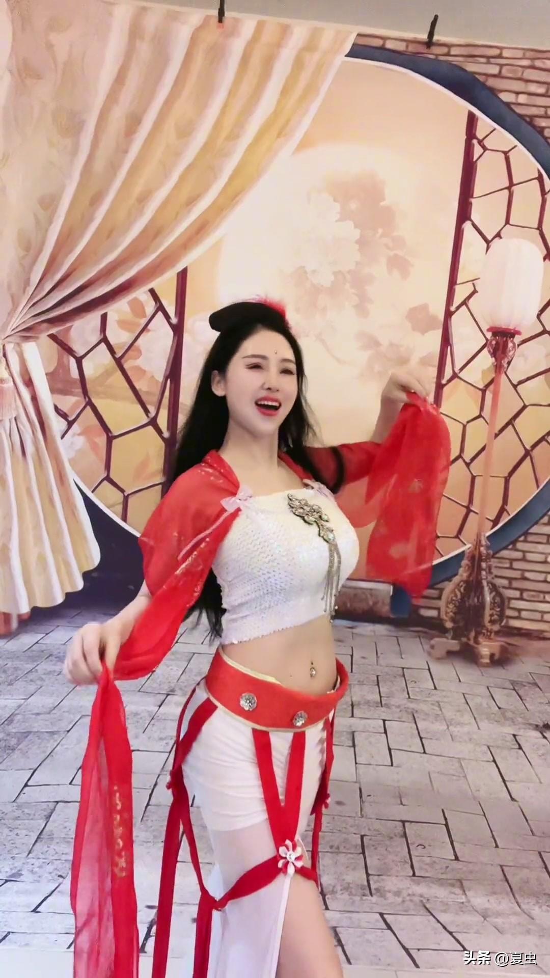 我猜金庸武侠人物第九十二期：
1、此女武功很强，曾经在一次集会中大显其能。
2、