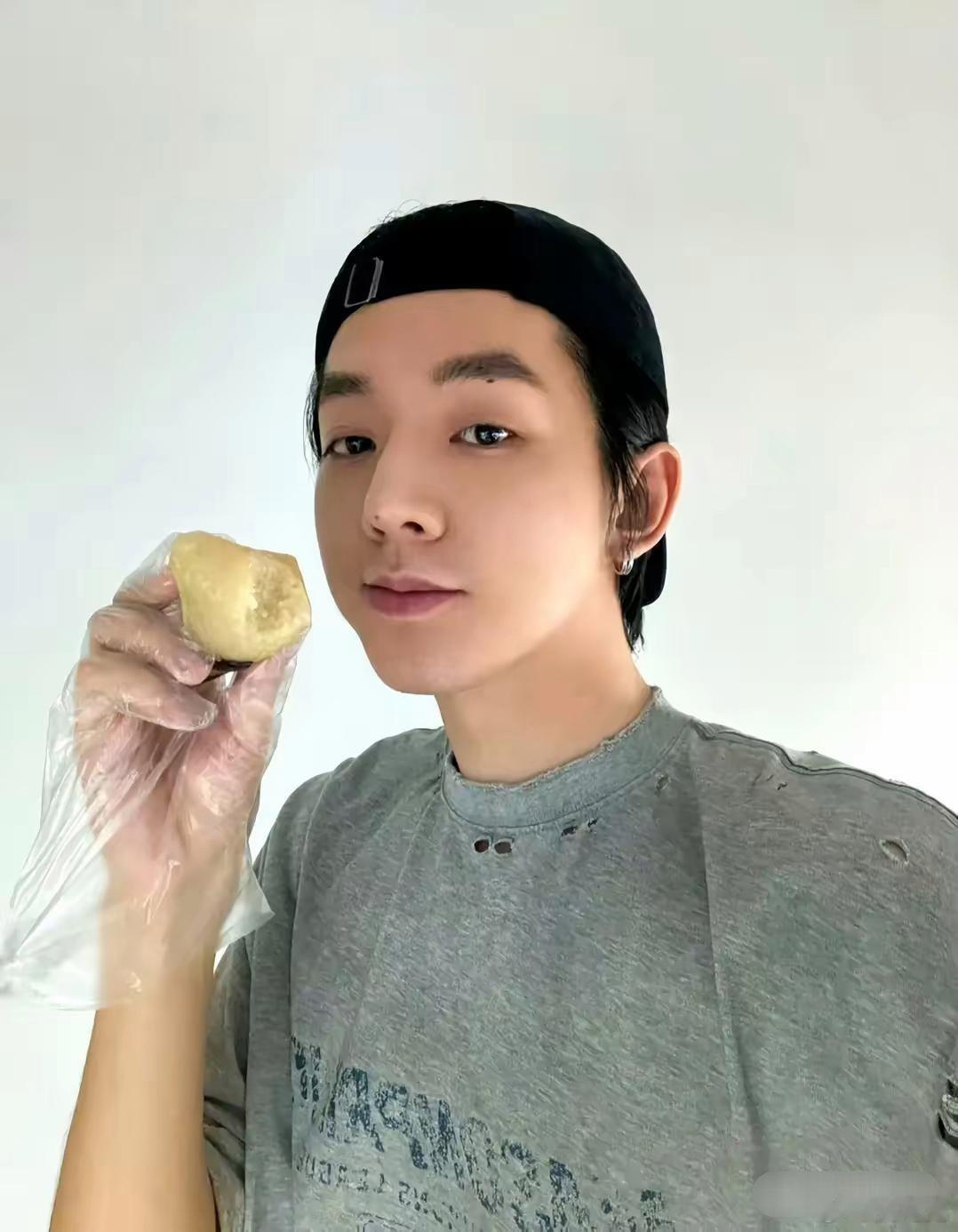 邓为发照片前粉丝嘴硬:根本没发胖，别无脑黑[微笑]邓为发照片后粉丝依然嘴硬:胖了