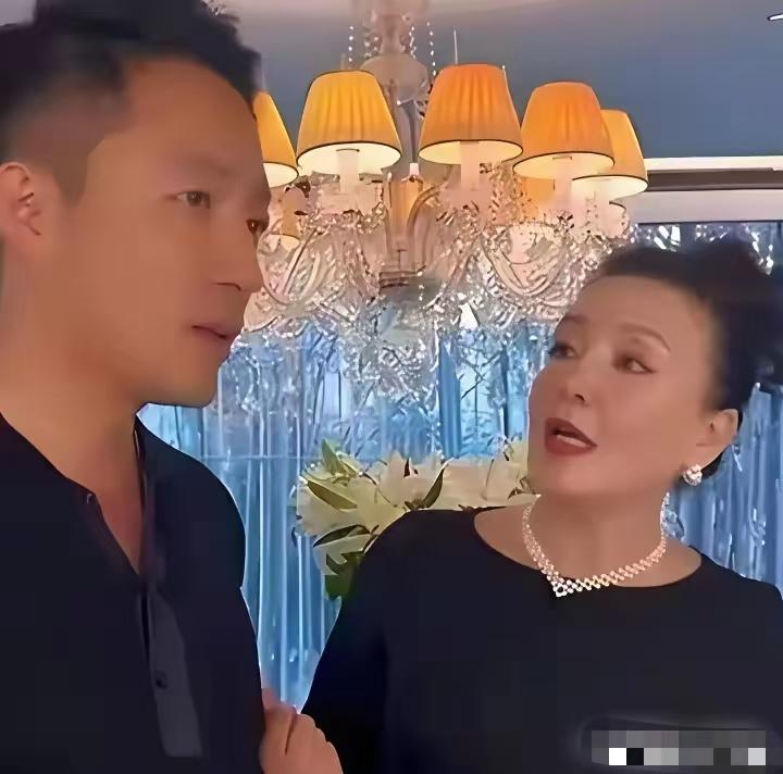 汪小菲骂张兰后，更多内情曝光了。张兰的确过分，为流量把儿子家事网上抖，现在好了，