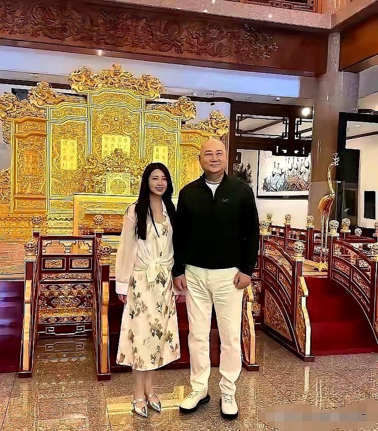 迟重瑞和年轻女性的合影被放大解读后，网上又开始猜测他是否要再婚。
其实，这更像一