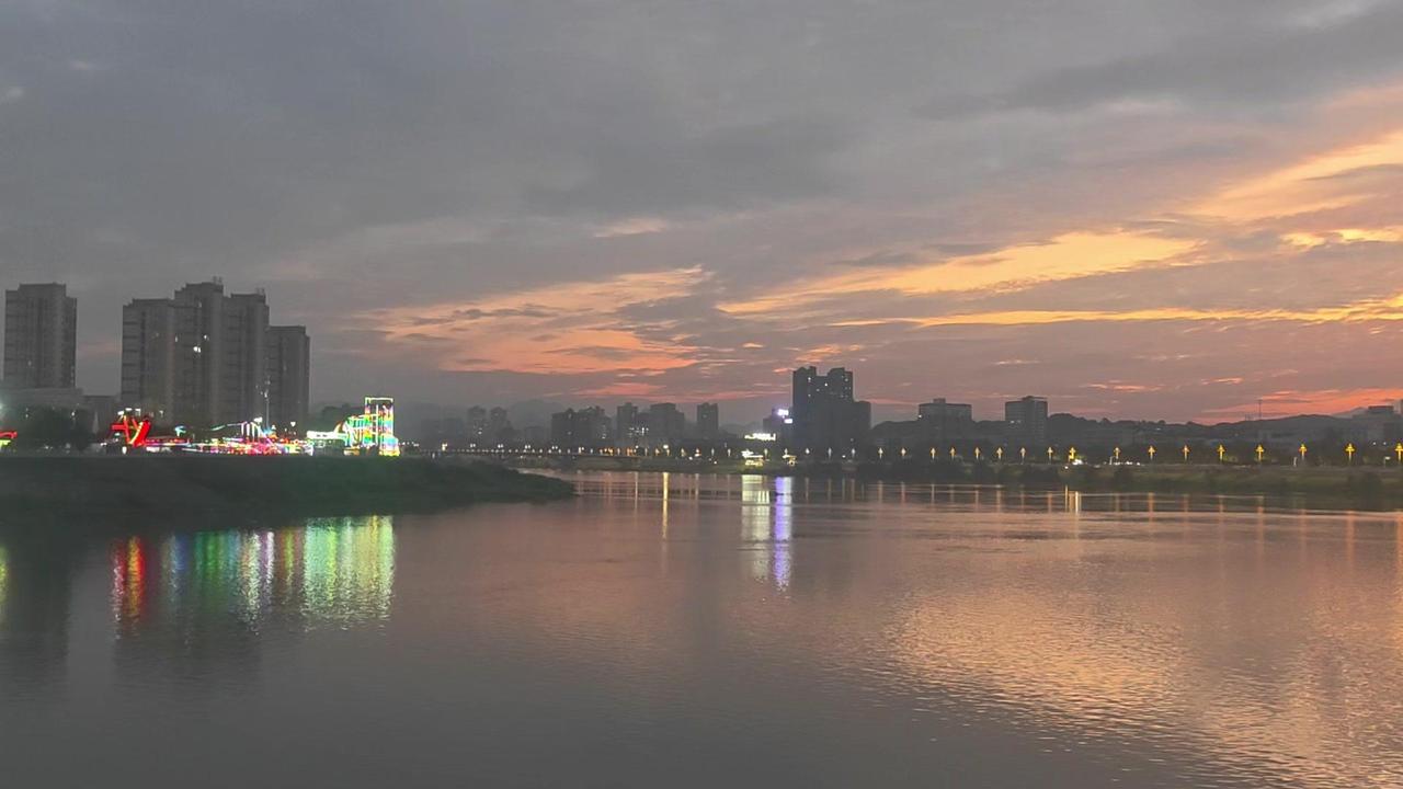 🌇站在狮子脑河边吹着晚风，看晚霞把整片天空染成暖橘色，随手定格的每帧画面都像自