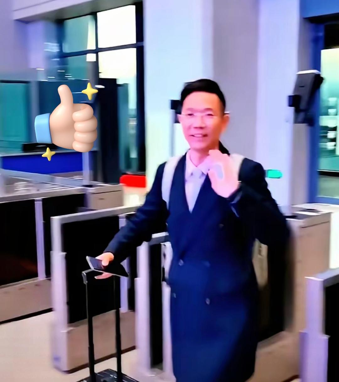 昨晚李圣的直播间引发了网友的热议，
候车厅里告别完毕准备出发前往法院，
直播间里