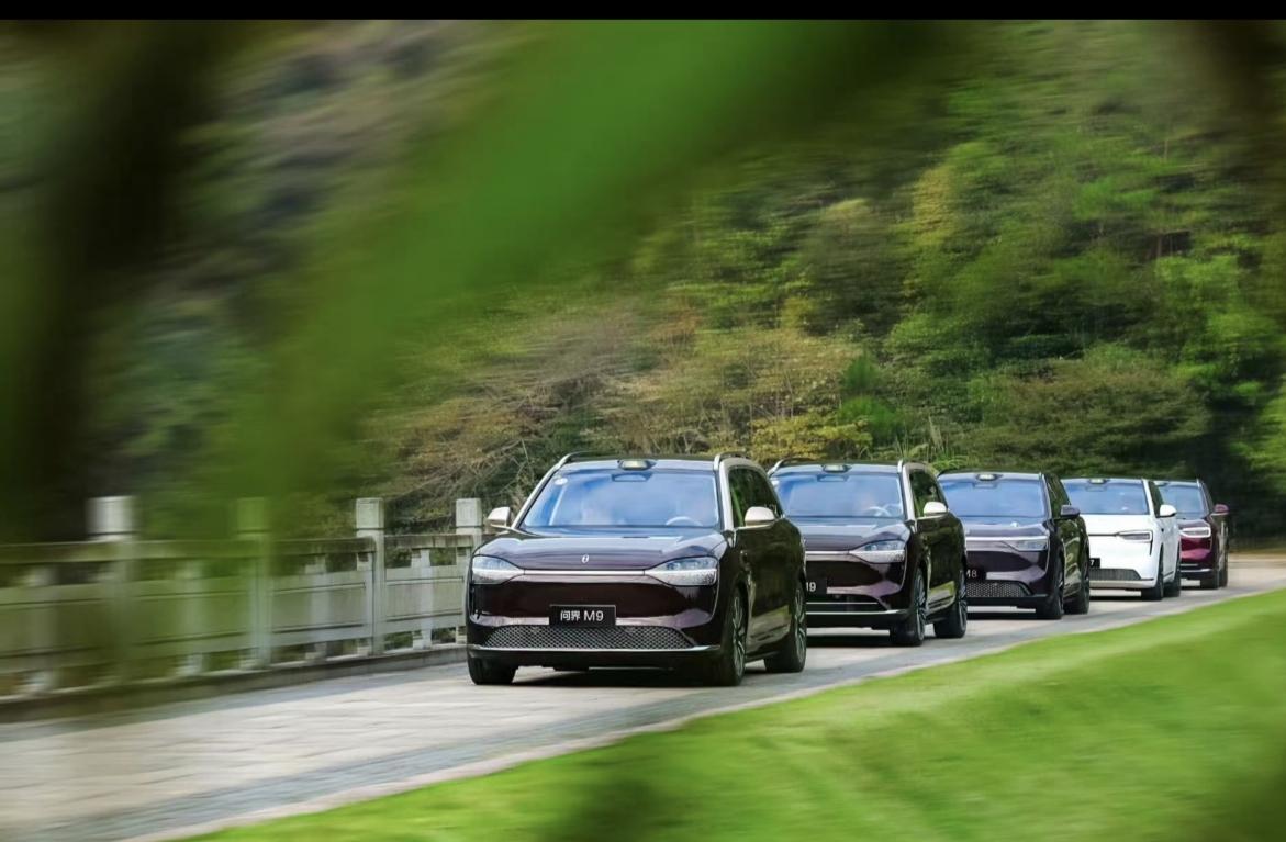 马年央视春晚精彩落幕，问界M9意外刷屏，作为唯一亮相春晚的汽车车型，与梁家辉、刘