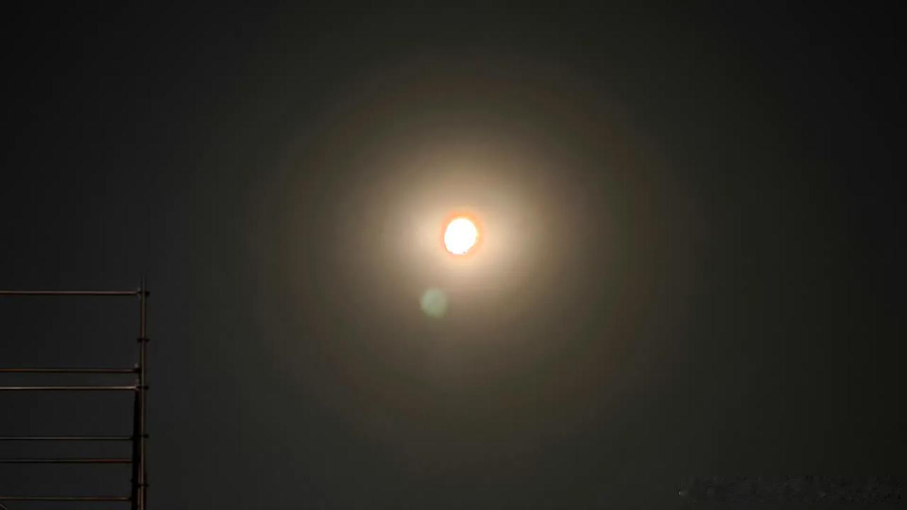 逆光之王不是吹的，昨晚一博主用逆光之王拍月亮，第一张是拍摄的样子，后面把照片放大