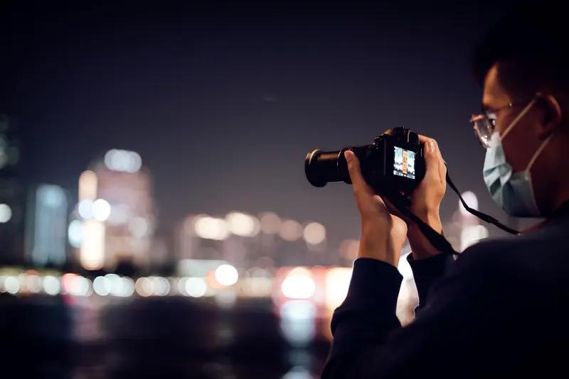 女大学生在哈尔滨松花江大桥找摄影师拍照，摄影师先提前和女大学生说全国通价20元一