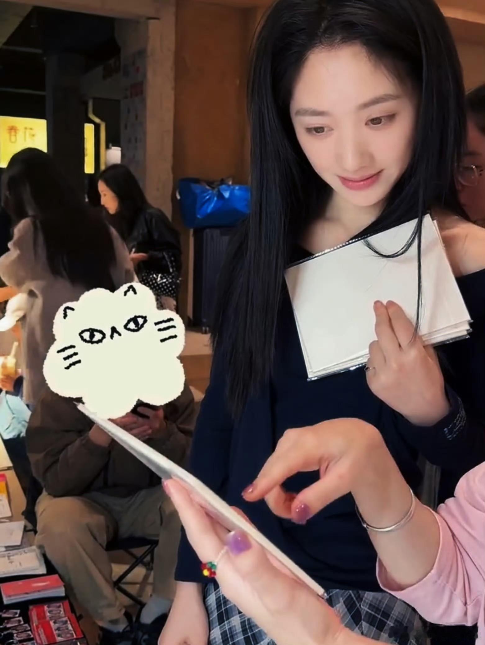 王影璐素颜逛街差点被认出来一边看vlog一边感慨，又温柔又搞笑，颜值和有趣的性格