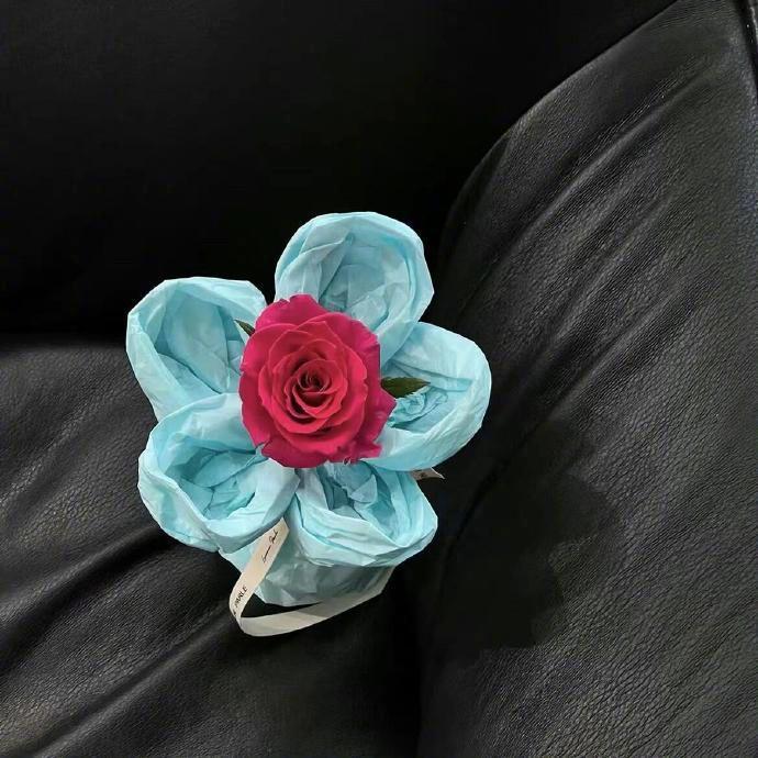 努力挣钱才是王道挣钱很苦吧，我告诉你，不挣钱更苦，花别人的钱更苦，伸手问别人借钱