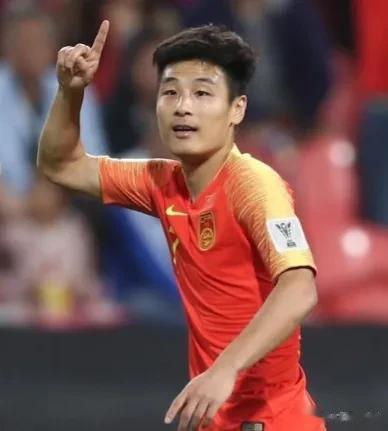 《足球报》李璇终于说出实话！武磊不是国足射手王，不应该提前消费这个概念！武磊需要