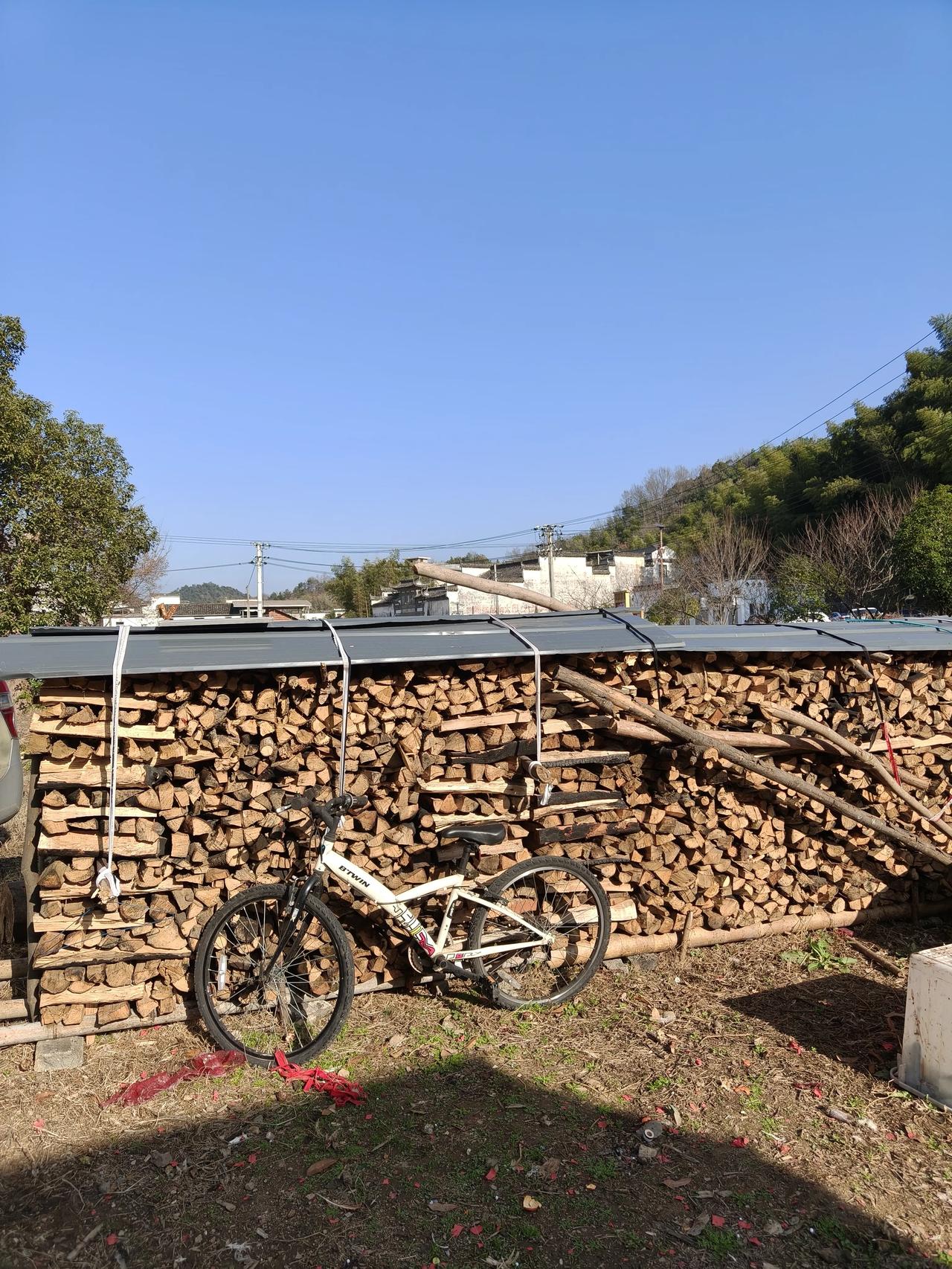 春日出行随手拍实景图分享！

姑妈家的柴火垛～[耶]

厨房备菜中…