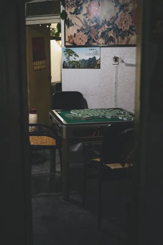 我们家楼下的麻将馆出事了，四个人一连打了20天麻将，一名女子输了15万4千块。