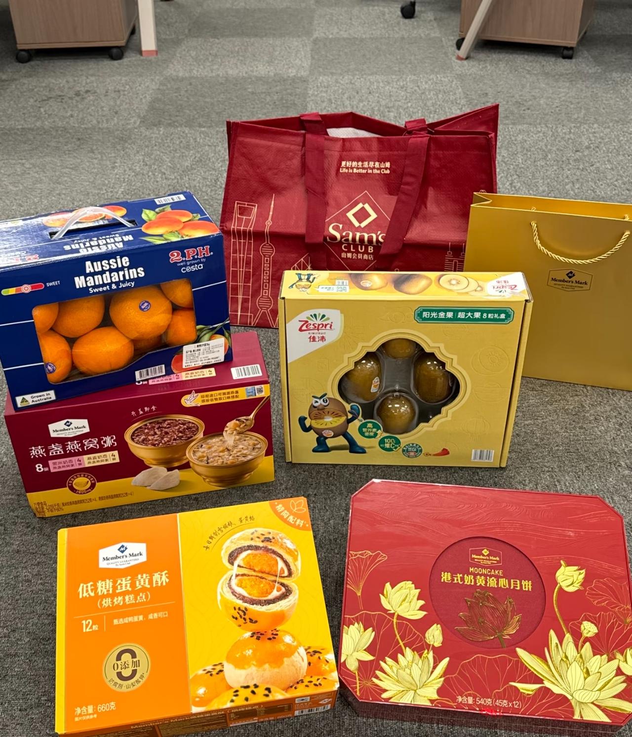 快到中秋节了，公司还是很大方的为员工们准备了丰厚的中秋节礼品。
我们作为员工很是