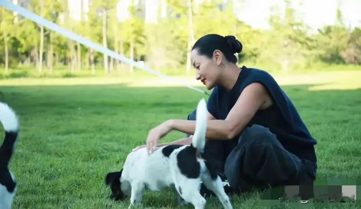 很多单身的女人，宁可与狗狗为伴，也不愿意结婚，即便是名模也不例外。
照片中这个女