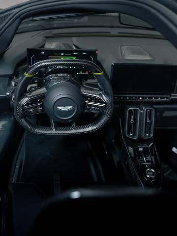 阿斯顿・马丁推出的首款中置引擎插电式混合动力超跑，宛如一颗璀璨的新星，为性能与精