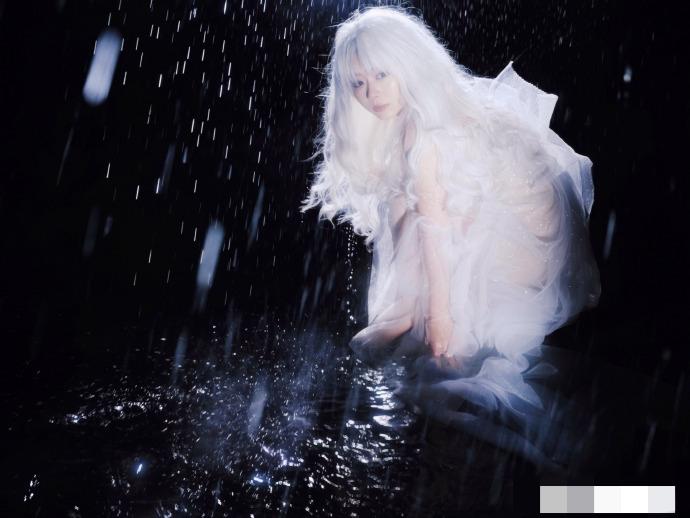 谭松韵这组白发造型，是神女下凡没错了！
在雨夜水境里垂眸抬手，发丝和白纱都泛着冷