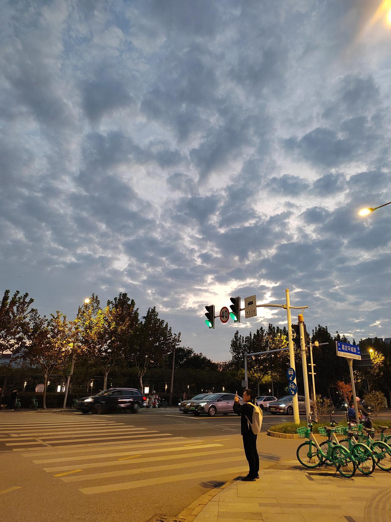 虽然还有半个月才到双II，但这个节日的气氛已经闪亮登场。菜鸟驿站里的包裹堆积如山