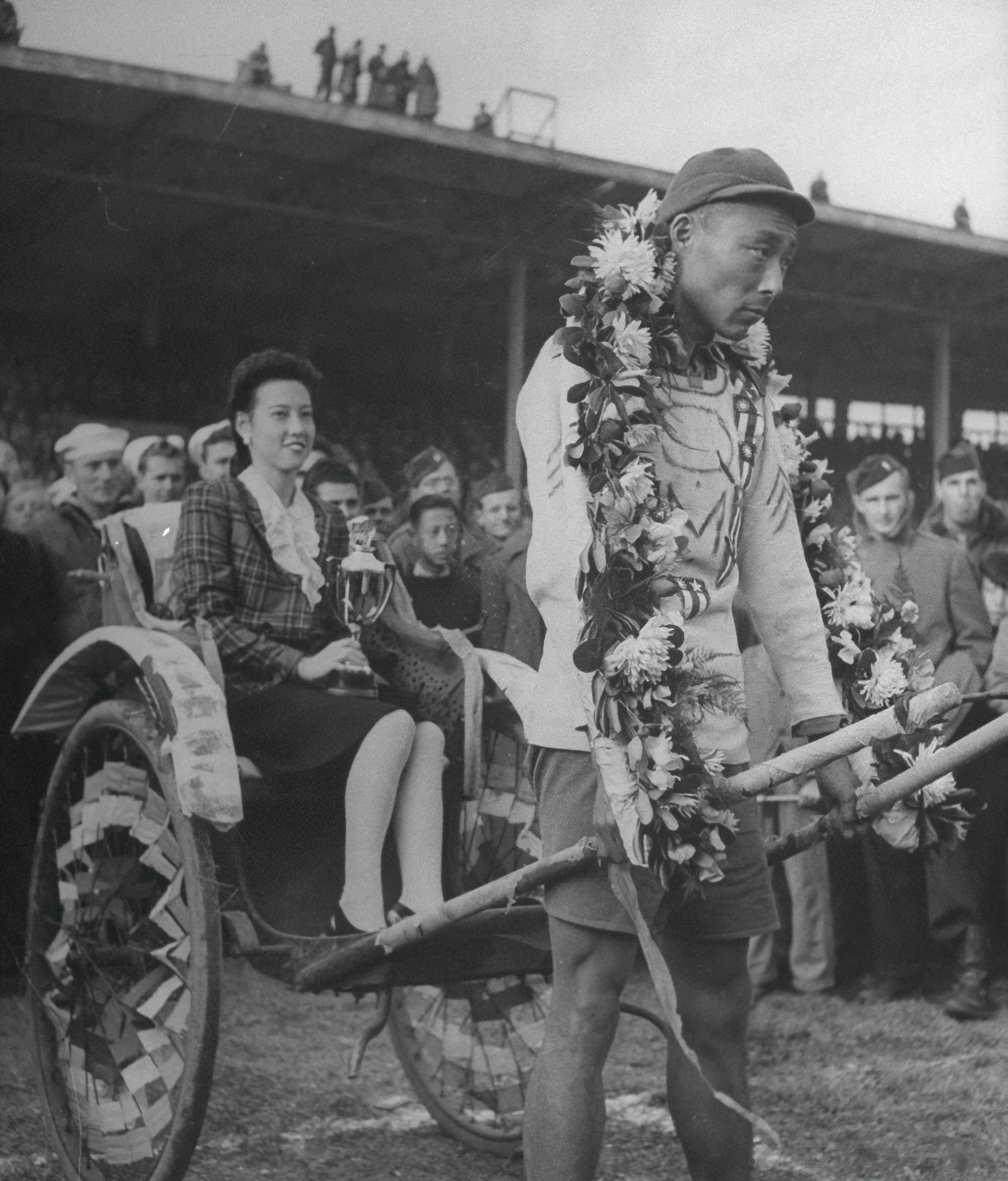 1945年11月，上海。为庆祝抗战胜利，组织了黄包车拉力大赛[馋嘴]获胜者被戴上