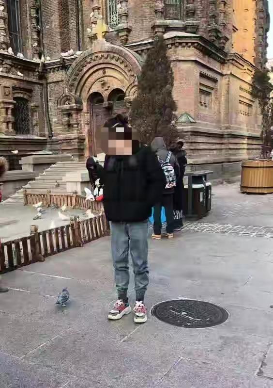 在那一瞬间，小宁的人生仿佛被定格在了一个无法挽回的瞬间。年轻的面孔上还带着对未来