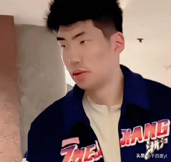 余嘉豪在冲绳与国家队会合
国家队中锋余嘉豪从西班牙出发经过5次转机，跋涉1.4万