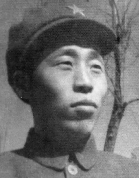 1950年1月，二野5兵团侦察处长魏鸣森被叫去帮忙修卡车。等他修好车无意间抬头一