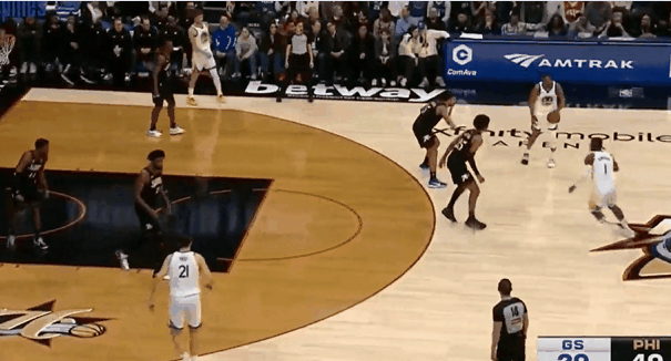 惊天补扣！库明加充分展现了天赋！
在今天NBA常规赛勇士对阵费城的第二节比赛中，