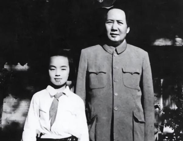 1952年6月1日，毛主席在接见少先队员代表时，听闻有一名孩子名叫左太北，亲切的