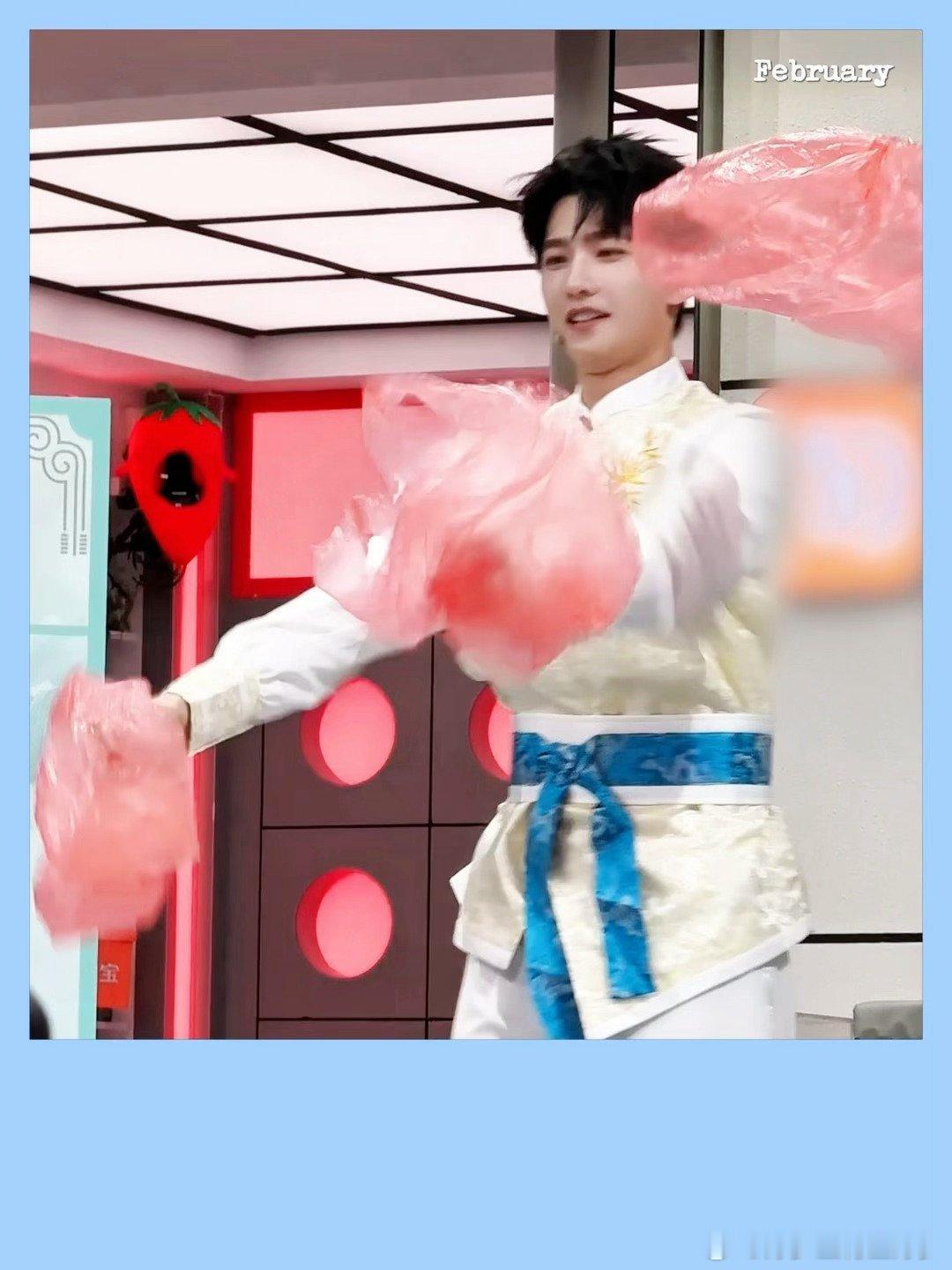 杨洋一口气把库存都清完了 不发则已一发封神！杨洋年末高质量清库存，神颜美图张张暴