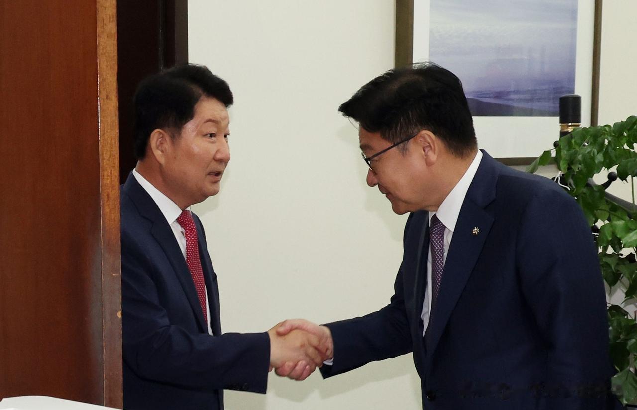 8月1日，韩国国民力量党议员权永振就此前“拉扯衣领冲突”事件作出最新表态，明确拒
