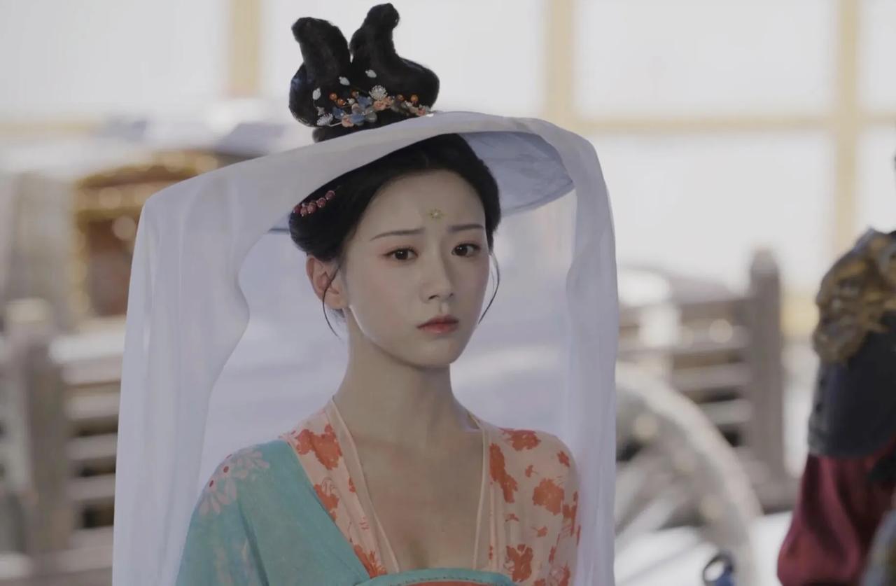 为什么只有女主的衣领开这么大？

对比了其他女性角色的衣服，发现只有女主的衣领开